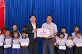 APC Gia Lai tặng quà thiện nguyện, hỗ trợ học sinh xã Uar