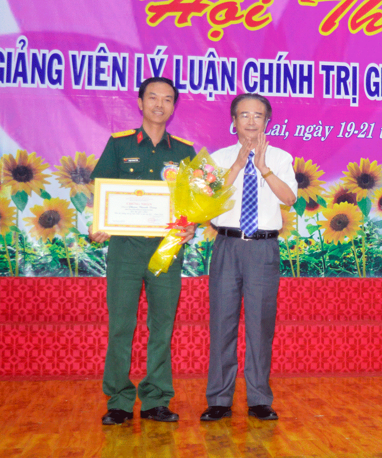 Trao giải nhất cho Thiếu tá Phạm Thanh Tùng (Đảng bộ Quân sự tỉnh). Ảnh: Đ.Y Trao giải nhất cho Thiếu tá Phạm Thanh Tùng (Đảng bộ Quân sự tỉnh). Ảnh: Đ.Y