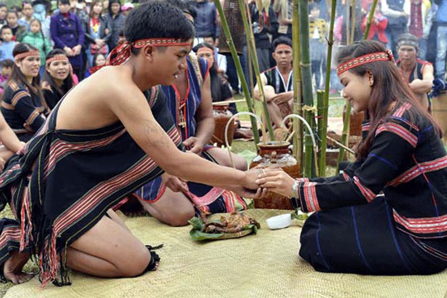 Nghi lễ trao vòng tay trong lễ cưới truyền thống. Ảnh: Internet