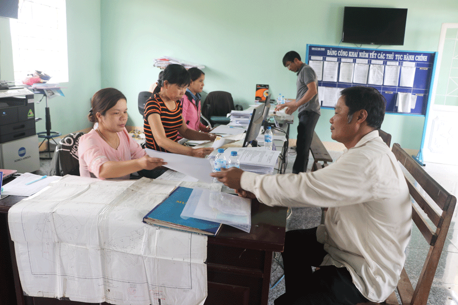 Giải quyết thủ tục hành chính cho người dân tại bộ phận một cửa UBND xã Yang Trung. Ảnh: N.M