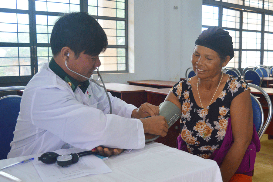 Bác sĩ khám bệnh cho người dân. Ảnh: P.D Bác sĩ khám bệnh cho người dân. Ảnh: P.D