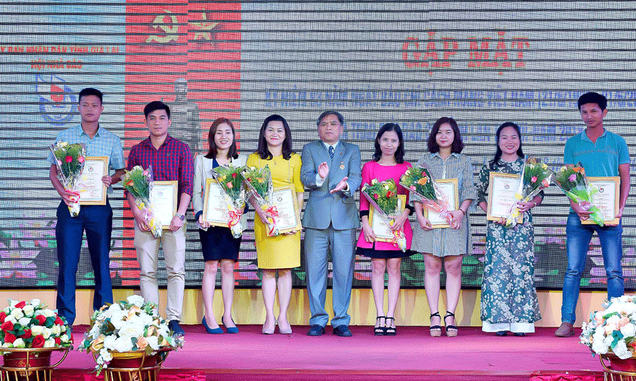 Trao giải C cho các tác giả. Ảnh: Đ.T