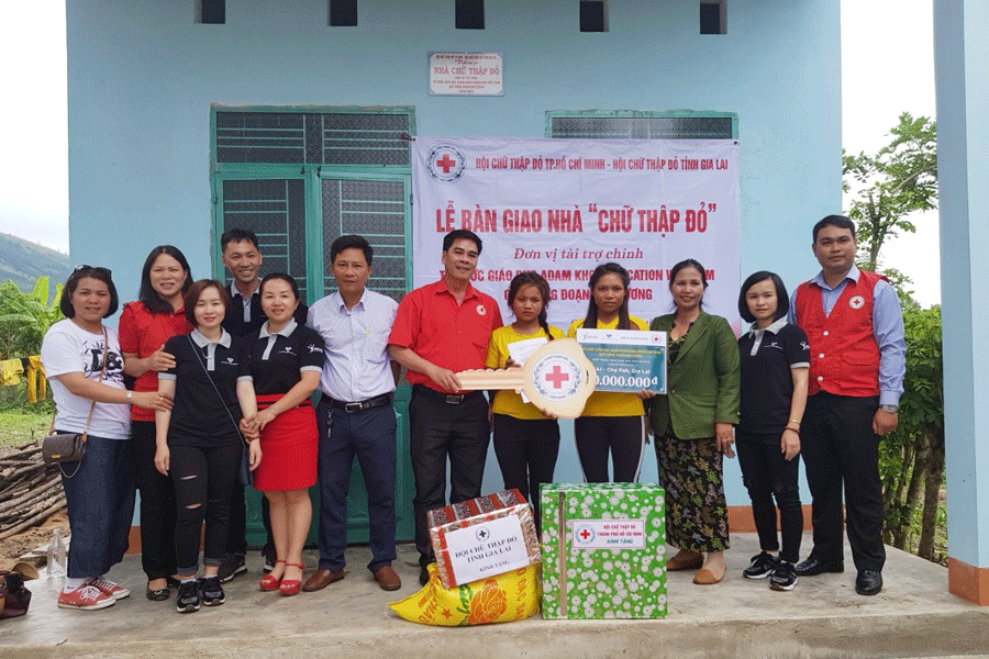 Bàn giao nhà “Chữ thập đỏ” cho chị em Kai. Ảnh: H.N
