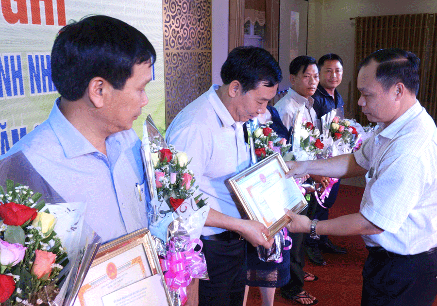 Chủ tịch UBND huyện Ia Grai tặng giấy khen cho các doanh nghiệp tiêu biểu. Ảnh: L.T Chủ tịch UBND huyện Ia Grai tặng giấy khen cho các doanh nghiệp tiêu biểu. Ảnh: L.T