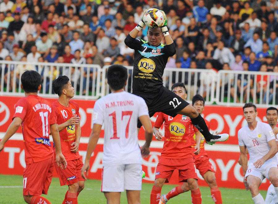 Thủ môn Văn Tiến (số 22) vẫn chưa đáp ứng được kỳ vọng của Ban huấn luyện Câu lạc bộ HA.GL. Ảnh: V.N