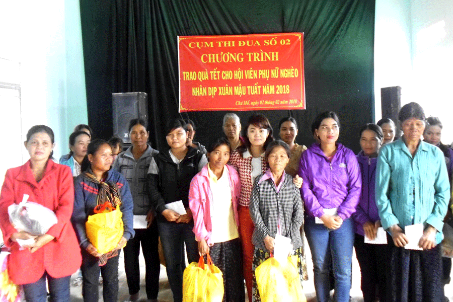 Tặng quà cho hội viên phụ nữ nghèo xã Chư Mố. Ảnh: H.L Tặng quà cho hội viên phụ nữ nghèo xã Chư Mố. Ảnh: H.L