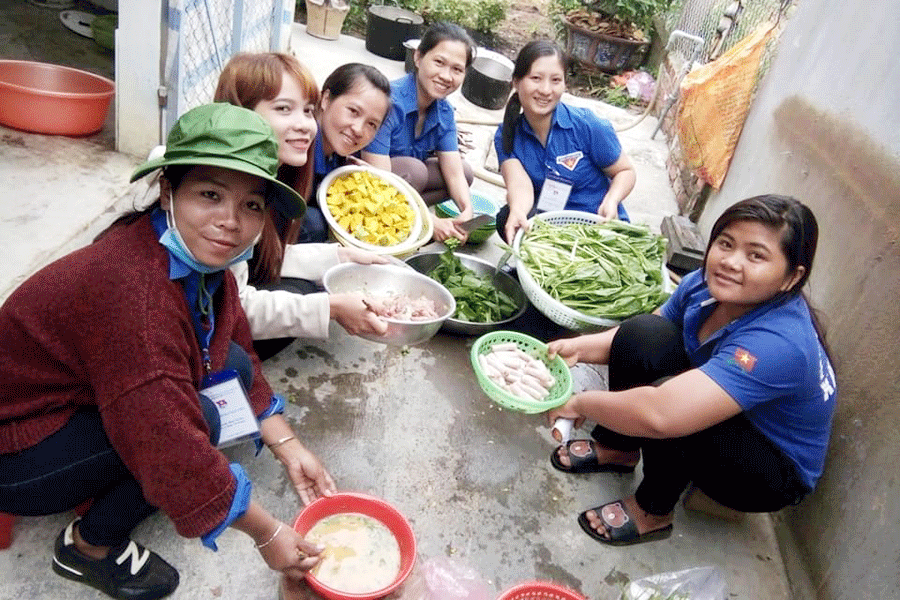 Các tình nguyện viên ở huyện Kbang chuẩn bị phần cơm cho các thí sinh. Ảnh: P.L