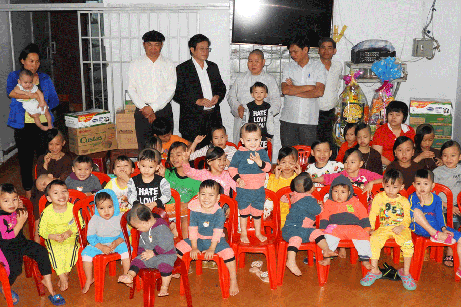 Sở Tài chính tổ chức hoạt động từ thiện xã hội thăm tặng quà các trẻ em cơ nhỡ đang được nuôi dưỡng tại Chùa Bửu Châu thành phố Pleiku. Ảnh: T.N