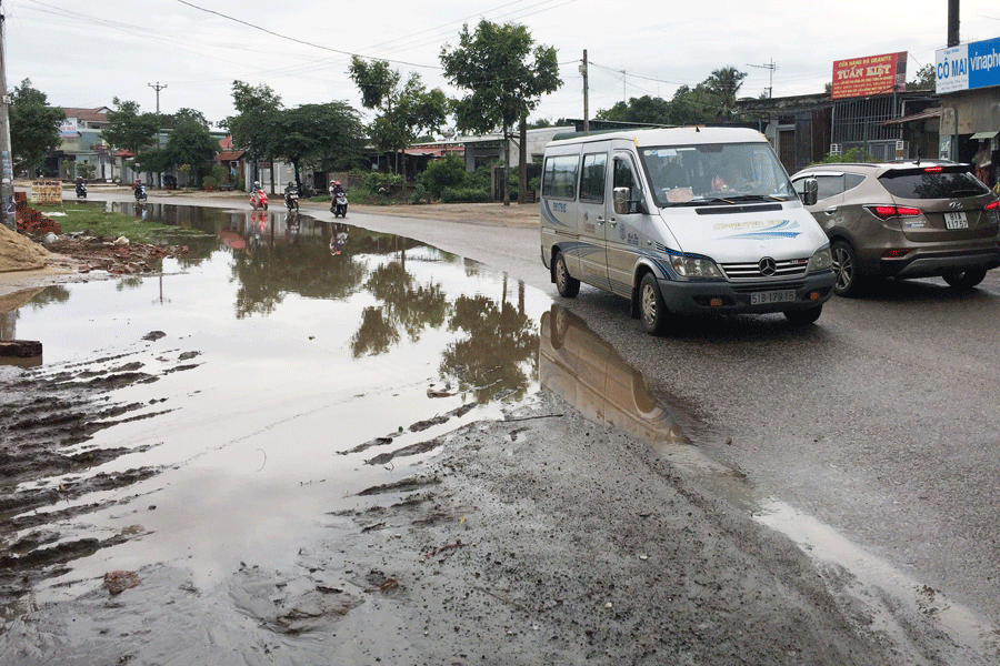 Khúc cua bị ngập nước kéo dài gây mất an toàn giao thông nghiêm trọng. Ảnh: V.N Khúc cua bị ngập nước kéo dài gây mất an toàn giao thông nghiêm trọng. Ảnh: V.N