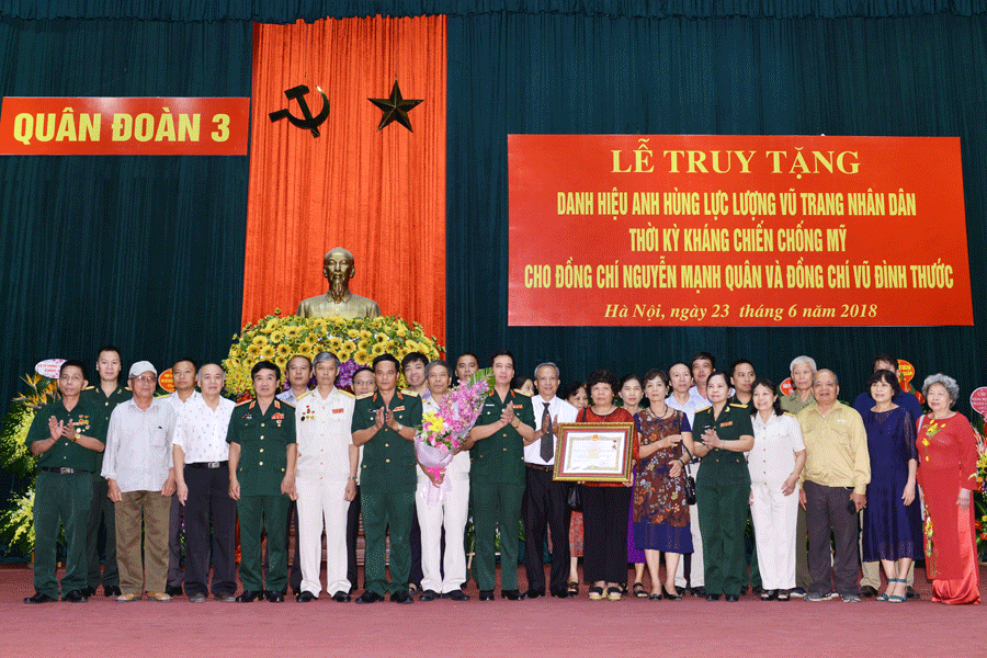 Lãnh đạo Quân đoàn 3, thân nhân 2 gia đình tại buổi lễ. Ảnh: D.H Lãnh đạo Quân đoàn 3, thân nhân 2 gia đình tại buổi lễ. Ảnh: D.H