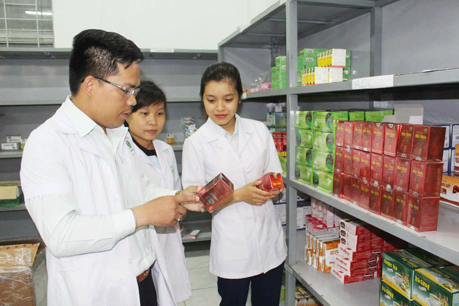 Anh Trần Ngọc Chuẩn kiểm tra sản phẩm viên uống mật nhân do Công ty sản xuất. Ảnh: P.L