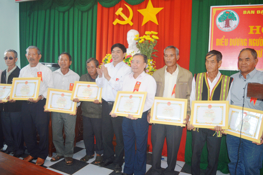 Chủ tịch UBND huyện Chư Pah tặng giấy khen cho người cao tuổi. Ảnh: Đ.Y Chủ tịch UBND huyện Chư Pah tặng giấy khen cho người cao tuổi. Ảnh: Đ.Y