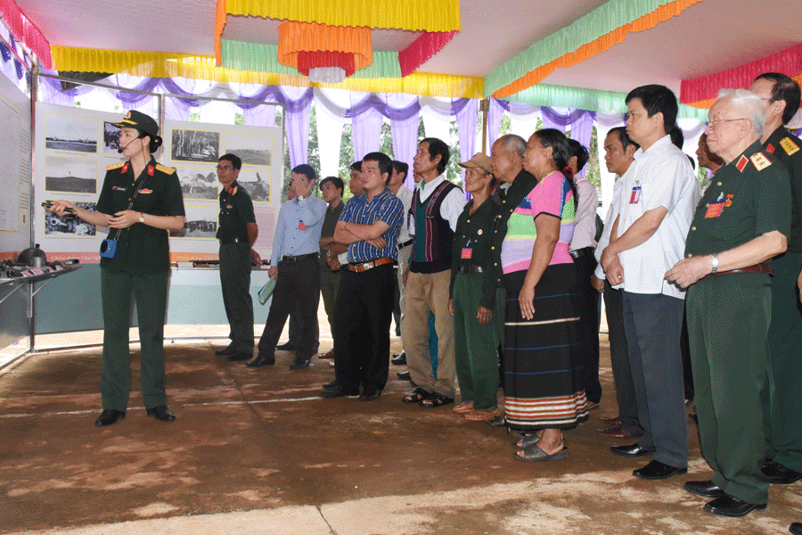 Các đại biểu tham quan khu vực trưng bày hiện vật của trận đánh Chư Nghé. Ảnh: N.S Các đại biểu tham quan khu vực trưng bày hiện vật của trận đánh Chư Nghé. Ảnh: N.S