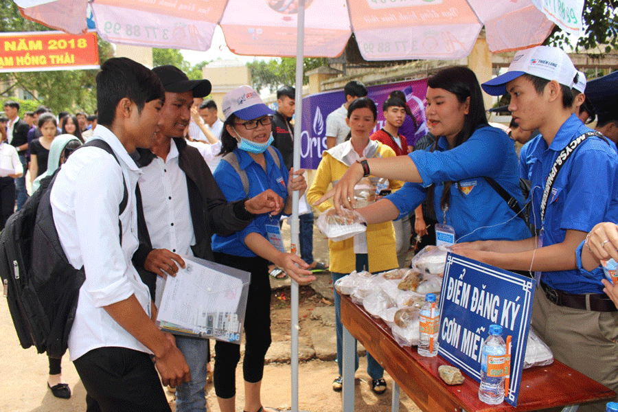 Các tình nguyện viên trao suất cơm chay miễn phí cho thí sinh. Ảnh: P.V