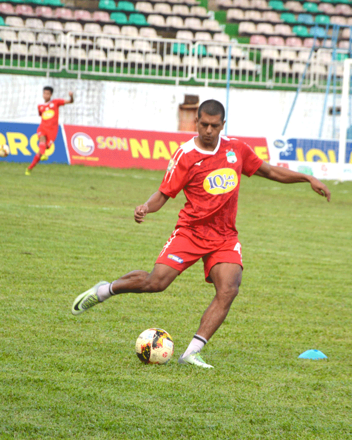 Tiền đạo Osmar có buổi tập trên Sân vận động Pleiku vào chiều 20-6. Ảnh: M.V Tiền đạo Osmar có buổi tập trên Sân vận động Pleiku vào chiều 20-6. Ảnh: M.V