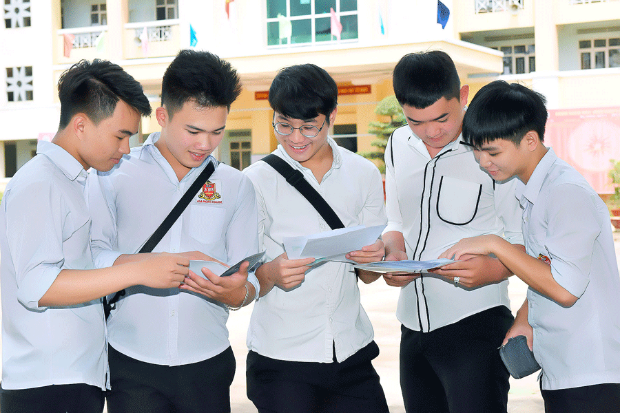 Các thí sinh trao đổi sau giờ thi. Ảnh: Đ.T Các thí sinh trao đổi sau giờ thi. Ảnh: Đ.T