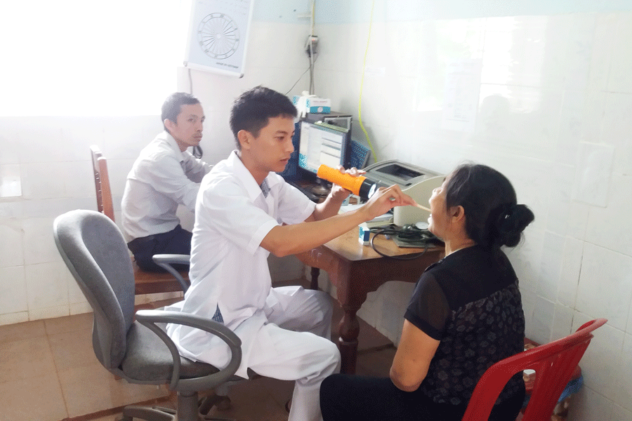 Khám bệnh cho người dân tại Trung tâm Y tế huyện Đức Cơ. Ảnh: N.N Khám bệnh cho người dân tại Trung tâm Y tế huyện Đức Cơ. Ảnh: N.N