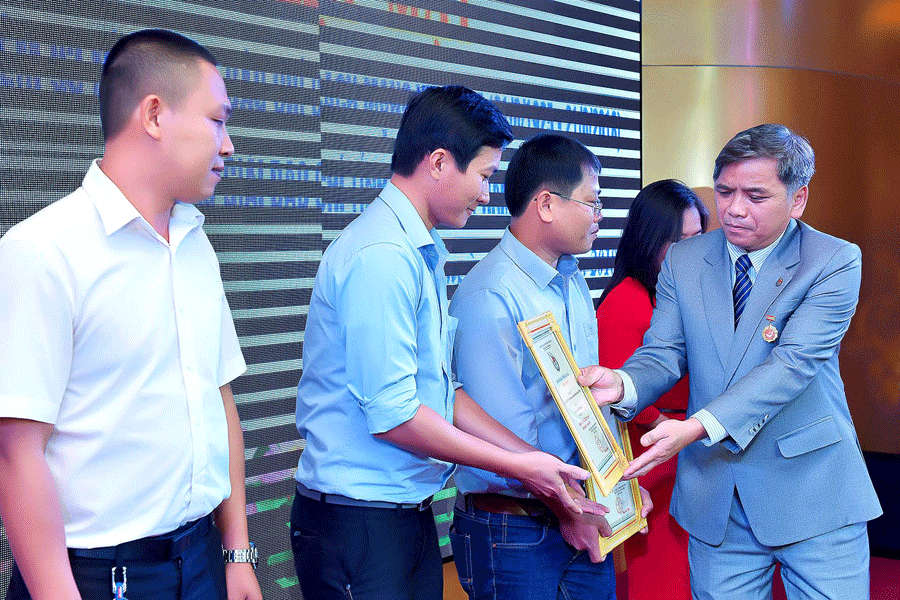 Ông Trần Văn Nghĩa-Chủ tịch Hội Nhà báo tỉnh trao giải A cho các tác giả. Ảnh: Đ.T