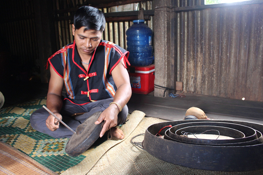 Anh Rơ Châm Van là người chỉnh chiêng giỏi của làng Bồ 1 (xã Ia Yok, huyện Ia Grai). Ảnh: P.L Anh Rơ Châm Van là người chỉnh chiêng giỏi của làng Bồ 1 (xã Ia Yok, huyện Ia Grai). Ảnh: P.L