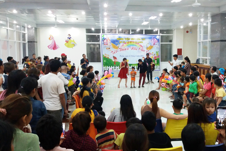 Tiết mục ảo thuật thu hút sự chú ý của các bệnh nhi. Ảnh: N.Y Tiết mục ảo thuật thu hút sự chú ý của các bệnh nhi. Ảnh: N.Y