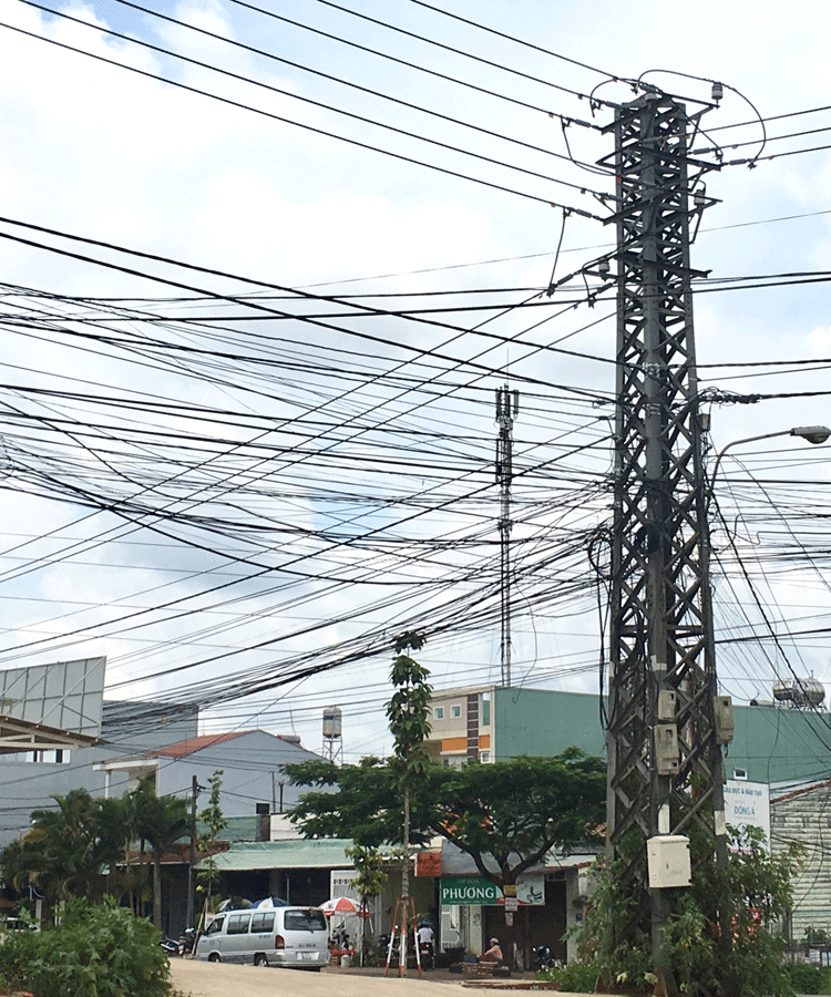 Hệ thống cáp chằng chịt gây mất mỹ quan đô thị, tiềm ẩn nguy cơ mất an toàn. Ảnh: H.D Hệ thống cáp chằng chịt gây mất mỹ quan đô thị, tiềm ẩn nguy cơ mất an toàn. Ảnh: H.D