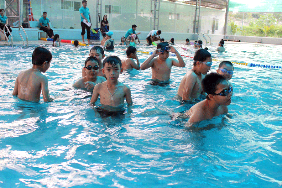Các em thiếu nhi học bơi trong dịp hè 2018. Ảnh: Phan Lài