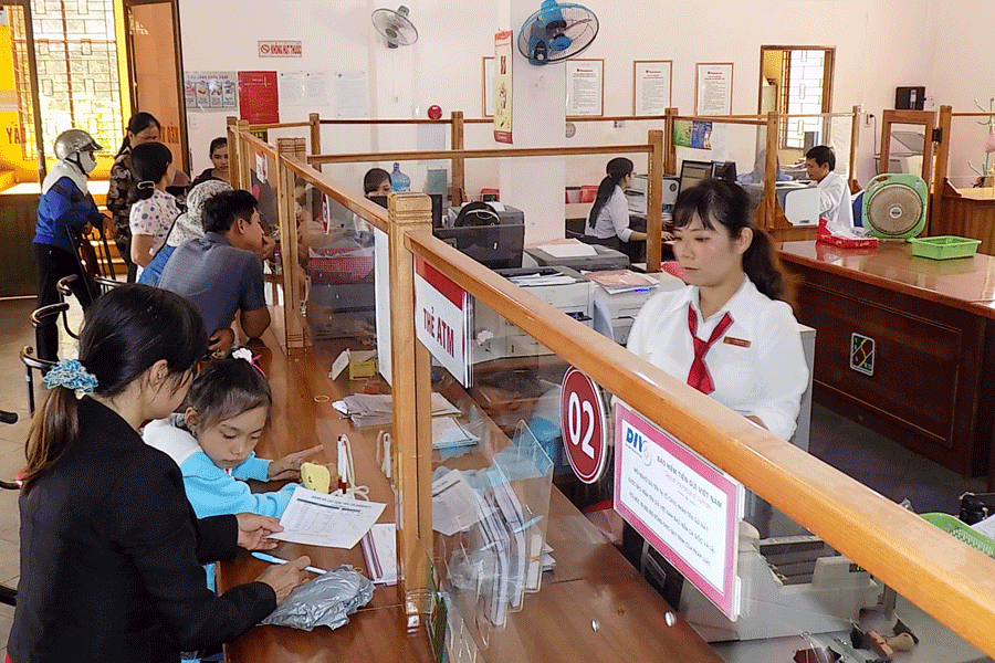 Nông dân giao dịch vay vốn tại Agribank Chi nhánh Ia Grai Đông Gia Lai. Ảnh: T.N Nông dân giao dịch vay vốn tại Agribank Chi nhánh Ia Grai Đông Gia Lai. Ảnh: T.N