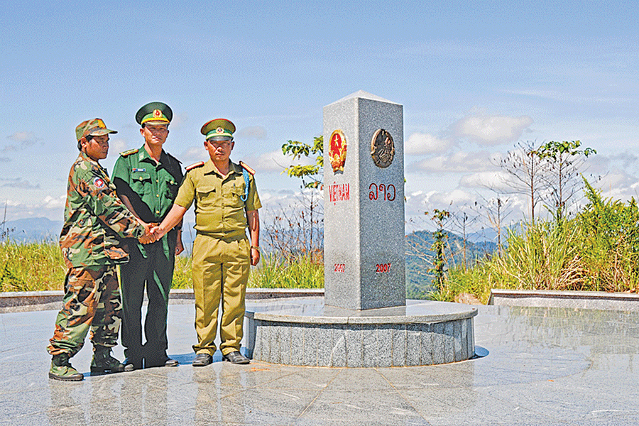 Chiến sĩ biên phòng 3 nước Việt Nam-Lào-Campuchia tại cột mốc 3 biên giới. Ảnh: Trần Phong