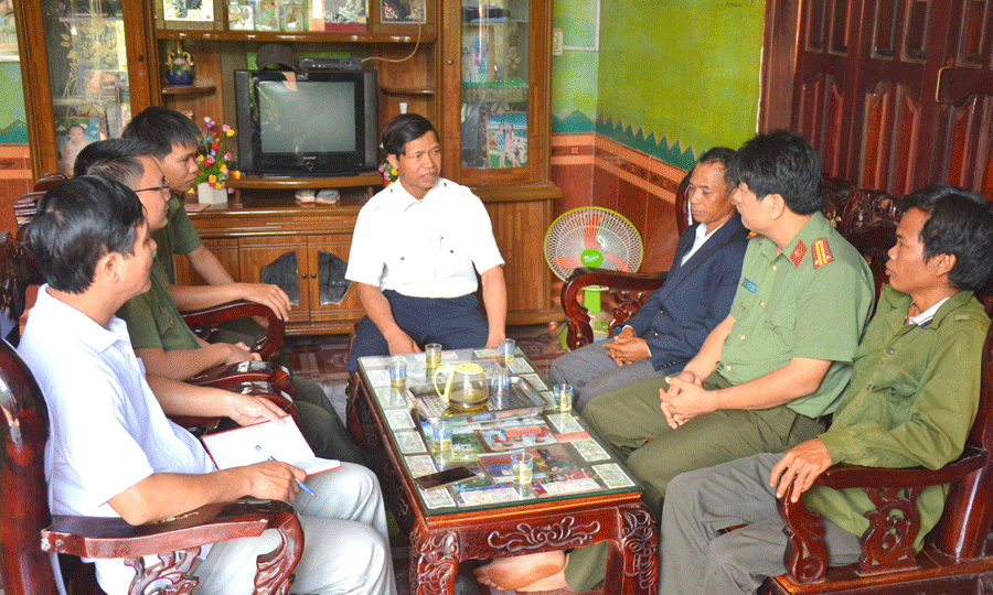 Ông Siu Alút (ở giữa) thường xuyên trao đổi thông tin với các trinh sát an ninh Công an huyện Chư Sê. Ảnh: H.T