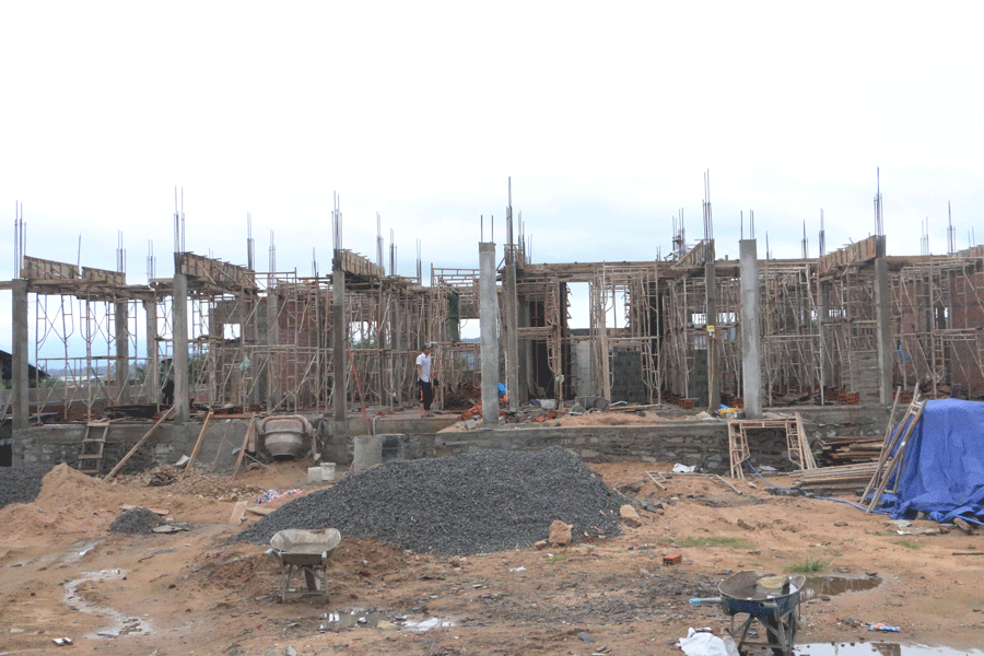 Công trình nhà làm việc các phòng, ban của huyện đang được thi công. Ảnh: Q.T