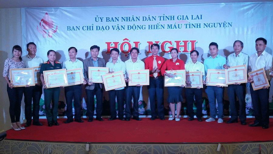 Khen thưởng các tập thể có thành tích trong phong trào hiến máu tình nguyện. Ảnh: N.N