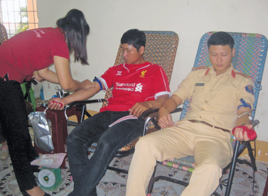 Đoàn viên thanh niên huyện Mang Yang tham gia hiến máu tình nguyện. Ảnh: H.N Đoàn viên thanh niên huyện Mang Yang tham gia hiến máu tình nguyện. Ảnh: H.N