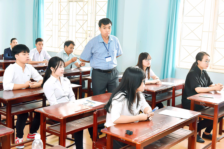 Kỳ thi THPT Quốc gia 2017 tại Gia Lai diễn ra nghiêm túc, an toàn. Ảnh: Đ.T Kỳ thi THPT Quốc gia 2017 tại Gia Lai diễn ra nghiêm túc, an toàn. Ảnh: Đ.T