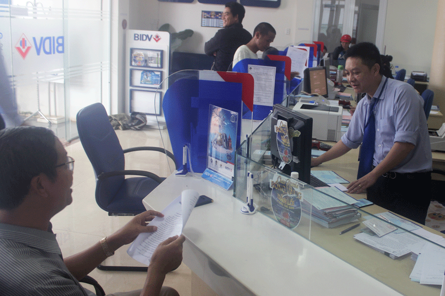 Khách hàng đang thực hiện giao dịch chuyển tiền quốc tế sang thị trường Campuchia tại Phòng Giao dịch BIDV Đức Cơ. Ảnh: S.C Khách hàng đang thực hiện giao dịch chuyển tiền quốc tế sang thị trường Campuchia tại Phòng Giao dịch BIDV Đức Cơ. Ảnh: S.C