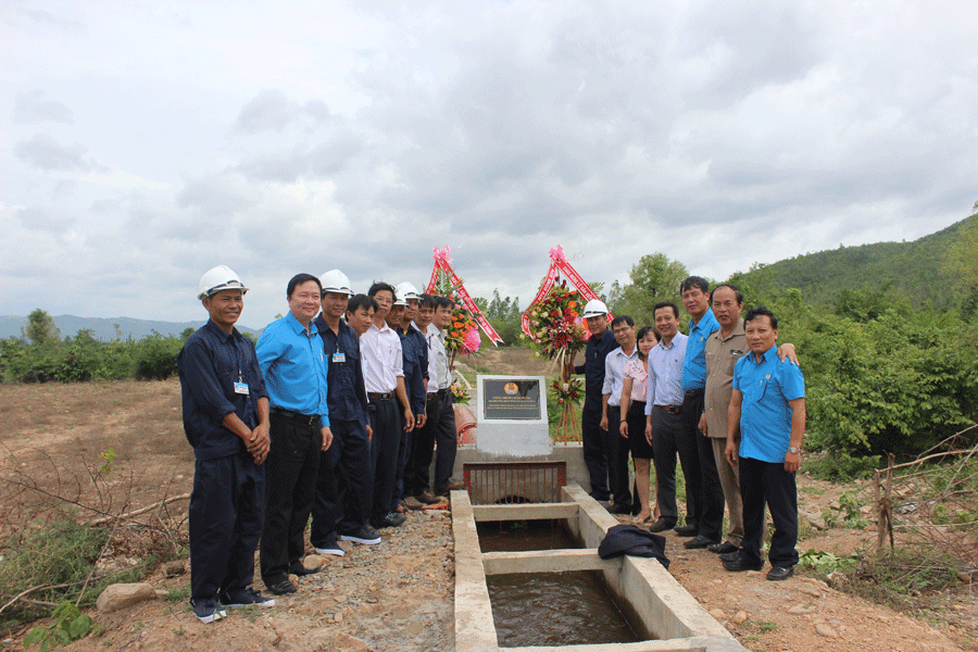 Gắn biển tại tuyến kênh N33 xã Chư Gu. Ảnh: N.D