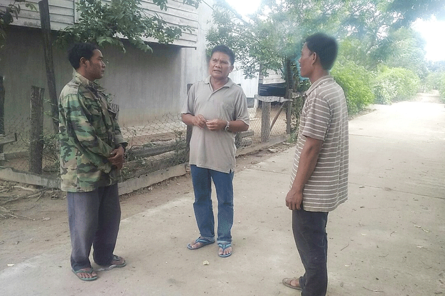 Ông Kpă Hương (giữa) trao đổi kinh nghiệm sản xuất với người dân trong buôn. Ảnh: N.S Ông Kpă Hương (giữa) trao đổi kinh nghiệm sản xuất với người dân trong buôn. Ảnh: N.S