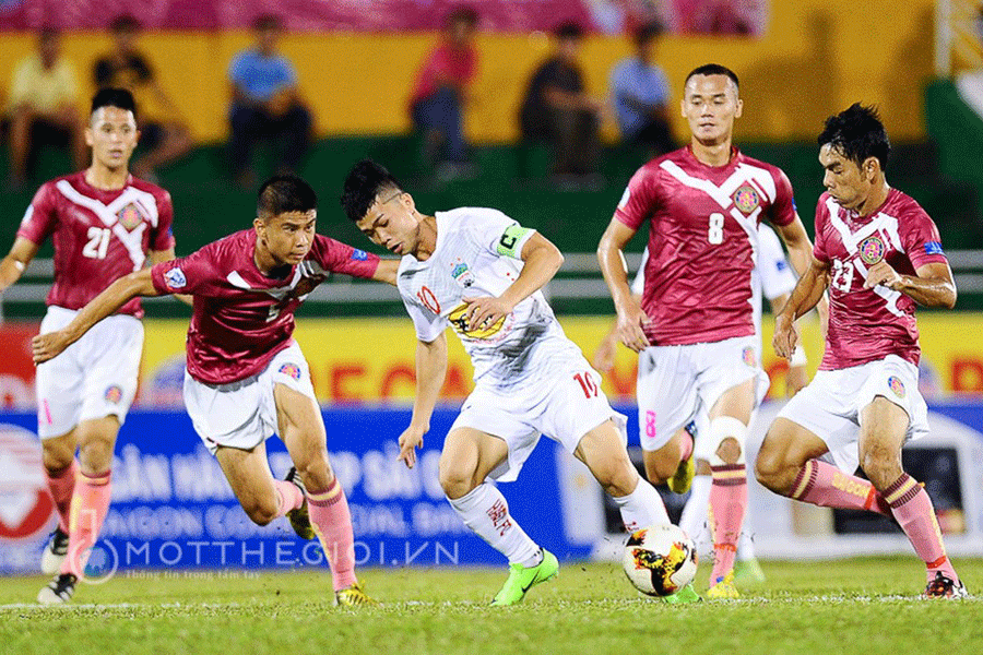 Tiền đạo Công Phượng (áo trắng) của HA.GL trong vòng vây của Sài Gòn FC ở mùa giải trước. Ảnh: M.V Tiền đạo Công Phượng (áo trắng) của HA.GL trong vòng vây của Sài Gòn FC ở mùa giải trước. Ảnh: M.V