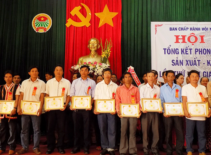 Huyện Ia Grai khen thưởng các hội viên nông dân đạt danh hiệu sản xuất-kinh doanh giỏi. Ảnh: T.N Huyện Ia Grai khen thưởng các hội viên nông dân đạt danh hiệu sản xuất-kinh doanh giỏi. Ảnh: T.N