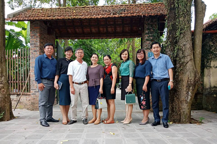 Tác giả (thứ 3 từ trái sang) chụp hình lưu niệm trước cổng nhà cố Bí thư Kim Ngọc. Ảnh: Đ.P