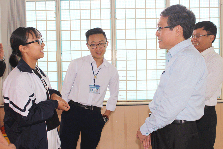 Lãnh đạo Sở GD-ĐT trao đổi thêm với học sinh về tình hình học tập ở trường trong giờ giải lao. Ảnh: N.G