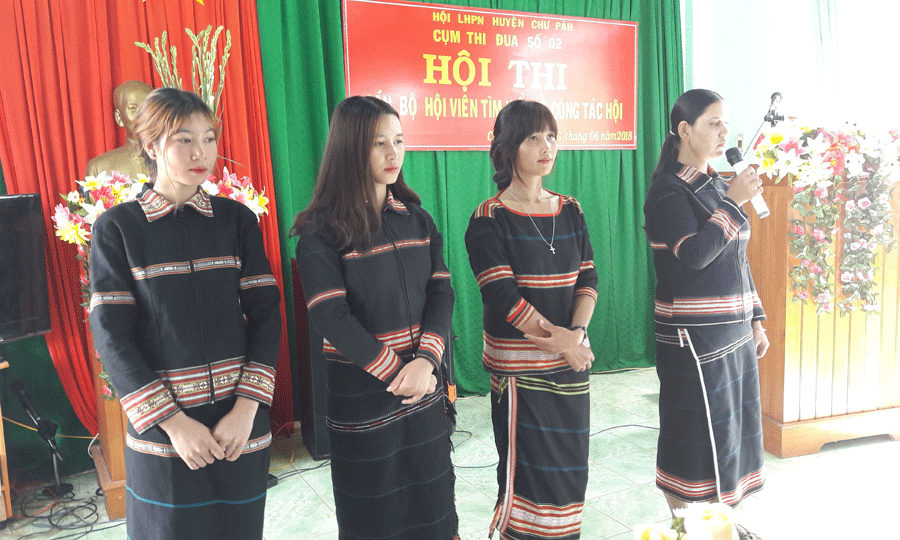 Phần thi trả lời câu hỏi của đội xã Ia Nhin. Ảnh: Đ.Y