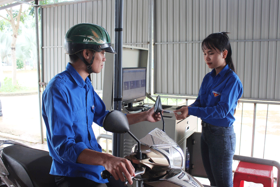 Việc làm thêm đã giúp sinh viên Đinh Thị Vác có thêm kỹ năng giao tiếp và có tiền để trang trải chi phí sinh hoạt. Ảnh: T.B Việc làm thêm đã giúp sinh viên Đinh Thị Vác có thêm kỹ năng giao tiếp và có tiền để trang trải chi phí sinh hoạt. Ảnh: T.B