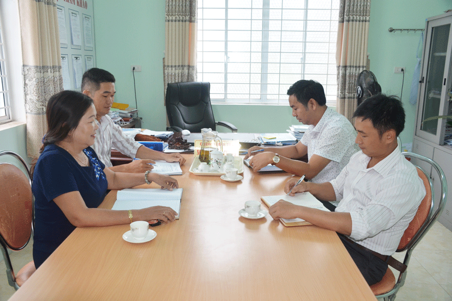 Các cán bộ Thanh tra huyện xem xét đơn thư khiếu nại, tố cáo. Ảnh: V.H