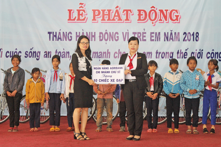 Tặng xe đạp cho các em học sinh nghèo hiếu học. Ảnh: N.S Tặng xe đạp cho các em học sinh nghèo hiếu học. Ảnh: N.S