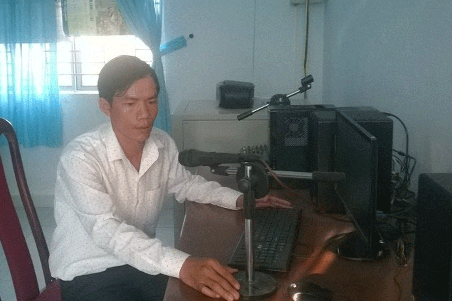 Cán bộ truyền thanh xã Uar chuẩn bị cho giờ phát sóng. Ảnh: N.S Cán bộ truyền thanh xã Uar chuẩn bị cho giờ phát sóng. Ảnh: N.S