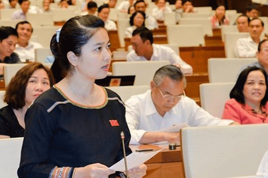 Đại biểu Ksor H’Bơ Khăp phát biểu tại kỳ họp thứ 5, Quốc hội khóa XIV. Ảnh: internet