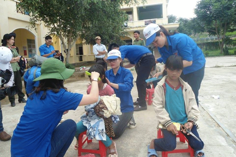 Trong ngày Tết Thiếu nhi, các em nhỏ ở xã Ia Din (huyện Đức Cơ) được cắt tóc miễn phí và tham gia các trò chơi. Ảnh: P.L Trong ngày Tết Thiếu nhi, các em nhỏ ở xã Ia Din (huyện Đức Cơ) được cắt tóc miễn phí và tham gia các trò chơi. Ảnh: P.L