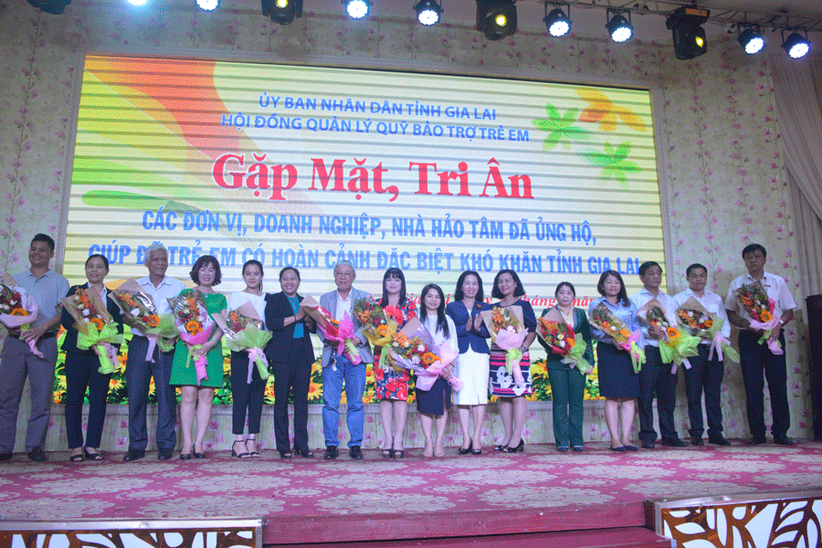 Tri ân các đơn vị, doanh nghiệp ủng hộ Quỹ Bảo trợ Trẻ em tỉnh. Ảnh: Đ.Y