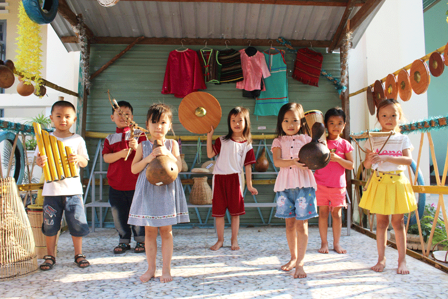 Học sinh Trường Mầm non Hoa Hồng (huyện Kông Chro) hào hứng chụp hình tại góc trưng bày văn hóa địa phương. Ảnh: N.G Học sinh Trường Mầm non Hoa Hồng (huyện Kông Chro) hào hứng chụp hình tại góc trưng bày văn hóa địa phương. Ảnh: N.G