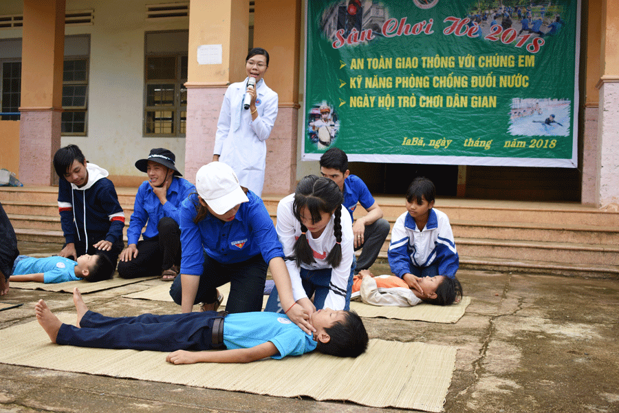 Trẻ em được hướng dẫn kỹ năng sơ cứu nạn nhân đuối nước. Ảnh: Phan Thương Trẻ em được hướng dẫn kỹ năng sơ cứu nạn nhân đuối nước. Ảnh: Phan Thương